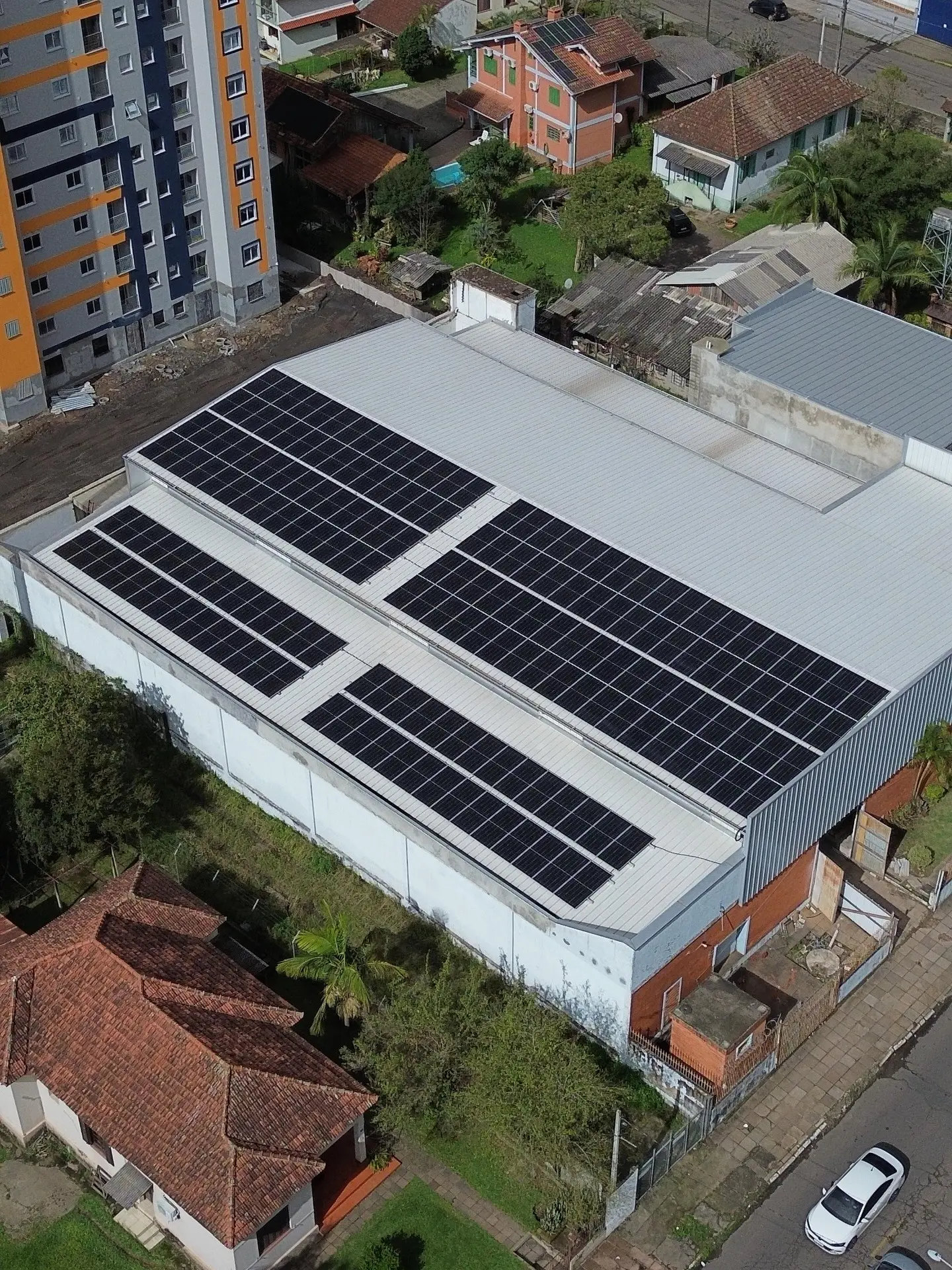 Painéis solares instalados em telhado